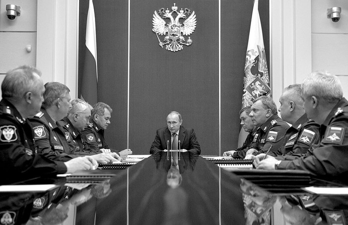 El presidente ruso, Vladimir Putin, preside la reunión sobre el desarrollo de las Fuerzas Armadas y el complejo militar-industrial, ayer, en la residencia Bocharov Ruchéi en Sochi, Rusia. Foto: Alexei Druginin, Efe