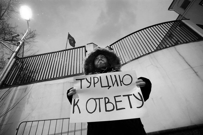 Una persona manifiesta, ayer, frente a la embajada de Turquía, en Moscú, Rusia. Foto: Yuri Kochetkov, EFE