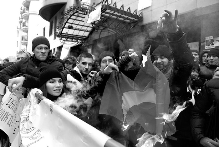 Manifestantes rusos queman una bandera turca ayer, mientras protestan delante de la Embajada de Turquía en Moscú, Rusia. Foto: Maxim Shipenkov, EFE