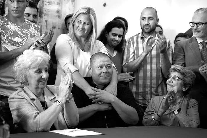 Mario Bravo (c), el nieto recuperado número 119, en rueda de prensa con Abuelas de Plaza de Mayo, ayer, en Buenos Ares. Foto: Eitan Abramovich, AFP