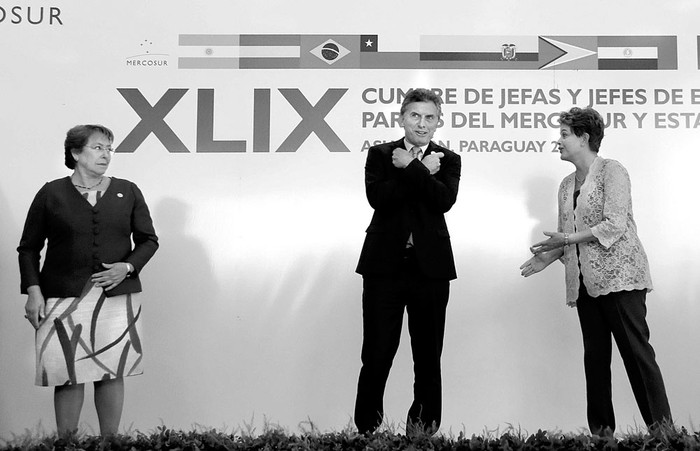 Michelle Bachelet, Mauricio Macri y Dilma Rousseff durante la toma de la fotografía oficial en la cumbre
del Mercosur, ayer, en Asunción, Paraguay. Foto:Andrés Cristaldo Benítez