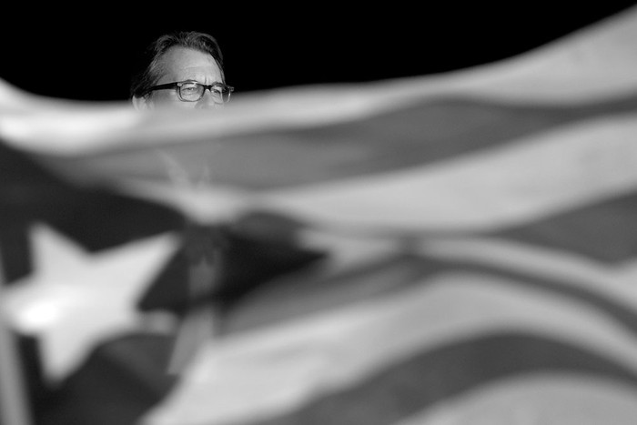 Artur Mas, presidente del gobierno regional de Cataluña y líder del partido catalán Convergencia Democrática, detrás de una bandera de la independencia catalána. Foto: Josep Lago, Afp (archivo, setiembre de 2015)