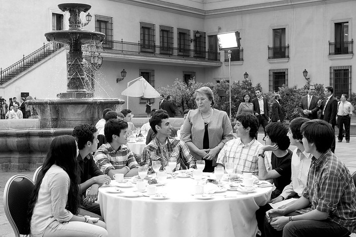 Michelle Bachelet participa en un desayuno junto a jóvenes que pueden acogerse a la gratuidad en la educación superior, medida que regirá desde 2016, ayer, en el Palacio de La Moneda, en Santiago de Chile. Foto: Sebastián Rodríguez, Presidencia, Efe