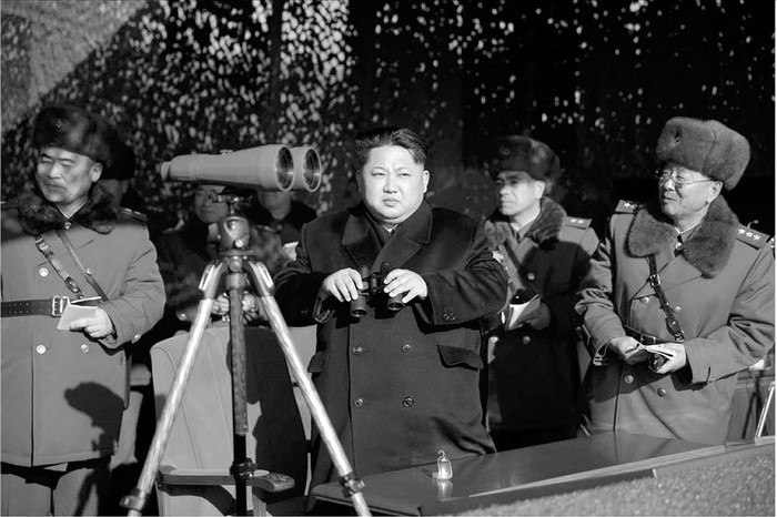 Fotografía sin datar del líder norcoreano Kim Jong-un (c) observando ejercicios militares en Corea del Norte. Foto: Rodong Sinmun, Efe