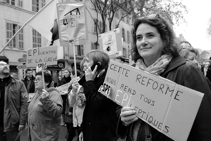 Protestas durante un paro nacional que fue acompañado por los controladores aéreos,
taxistas y maestros, ayer, en Marsella, Francia. Foto: Boris Horvat, Afp