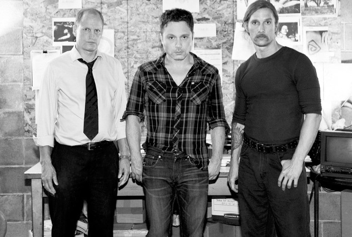 Woody Harrelson, Nic Pizzolatto y Matthew McConaughey durante el rodaje de True Detective. Foto: s/d de Autor