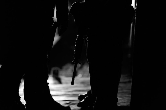 Policías hondureños en la escena de un crimen cometido por las pandillas, el 2 de abril,
en el barrio de La Rosa, al sur de Tegucigalpa. Foto: Orlando Sierra, afp