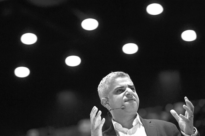 El candidato a alcalde de Londres por el Partido Laborista de Gran Bretaña, Sadiq Khan,
en el Copper Box Arena, en el parque Elizabeth Olympic. Foto: Leon Neal
