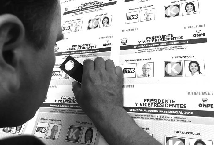 Un técnico inspecciona una prueba final de impresión de las papeletas electorales que se utilizarán en la segunda vuelta de las elecciones presidenciales, en Lima. Foto: Cris Bouroncle Afp