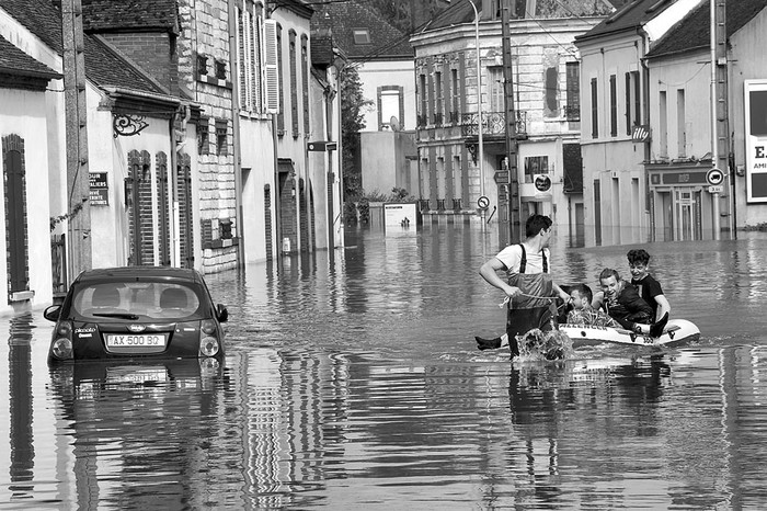 Calle de la ciudad de Montargis, Francia, inundada debido a las lluvias torrenciales en el centro del país, que también azotaron el norte de Europa y dejaron cuatro muertos en Alemania en los últimos días. El río Sena se desbordó en París y también afectó caminos y poblados rurales. Foto: Guillaume Souvant, Afp