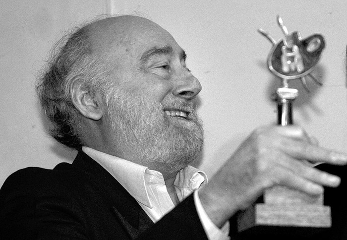 Jaime Yavitz con el premio Morosoli el 24 de noviembre de 2007 en Minas. Foto: Fernando Morán