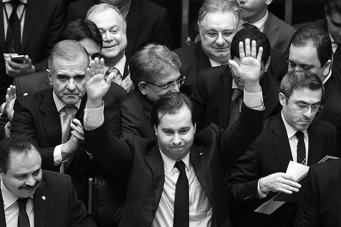 El nuevo presidente de la Cámara de Diputados de Brasil, Rodrigo Maia (c), durante el acto
de asunción del cargo, ayer, en Brasilia. Foto: Andressa Anholete, Afp