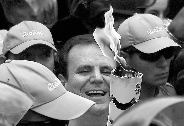 Eduardo Paes, alcalde de Río de Janeiro, lleva la antorcha de los Juegos Olímpicos, el 3 de agosto. Foto: Marcelo Tasso, Afp