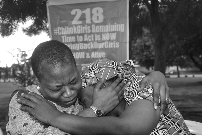 La coordinadora para obtener la liberación de las niñas secuestradas por Boko Haram, Obiageli Ezekwesili, y la madre de una de
ellas, Esther Yakubu, el sábado en Abuya, Nigeria. Foto: Afp, s/d de Autor