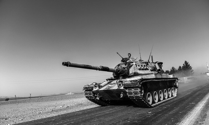 Un tanque del Ejército turco se dirige a Siria, ayer, en la ciudad fronteriza de Karkamis. Foto: Bulent Kilic, Afp