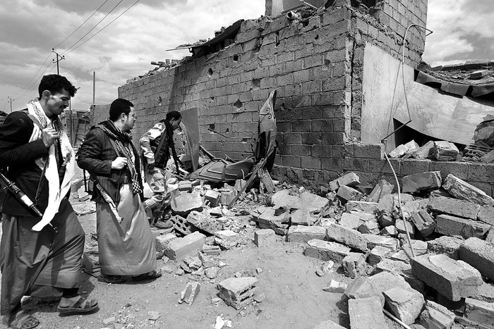 Ruinas de un edificio en Saná, capital de Yemen, ayer, después de un ataque aéreo. Foto: Mohammed Huwais, Afp