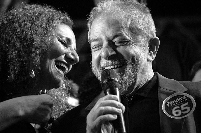 Luiz Inácio Lula da Silva y Jandira Feghali, candidata a la alcaldía de Río de Janeiro, durante un acto de campaña, el lunes. Foto: Vasuyoshi Chiba, AFP