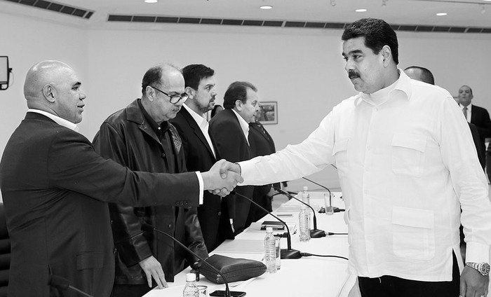 Nicolás Maduro, presidente de Venezuela, con Jesús Torrealba, portavoz de la oposición venezolana, antes de una reunión entre el gobierno y los líderes de la oposición, en Caracas. Foto: Presidencia de Venezuela, s/d de autor