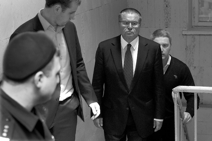 Alexei Uliukáev, ministro de Desarrollo Económico ruso, asiste a una audiencia en el tribunal de distrito de Basmanny, ayer, en Moscú. Foto: Vasily Maximov, AFP