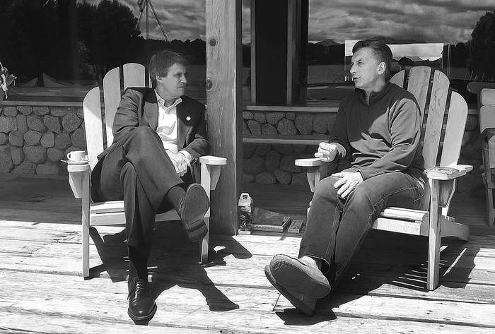 Alfonso Prat-Gay y Mauricio Macri en Villa La Angostura, Neuquén. Foto: Afp, Presidencia Argentina, s/d de autor