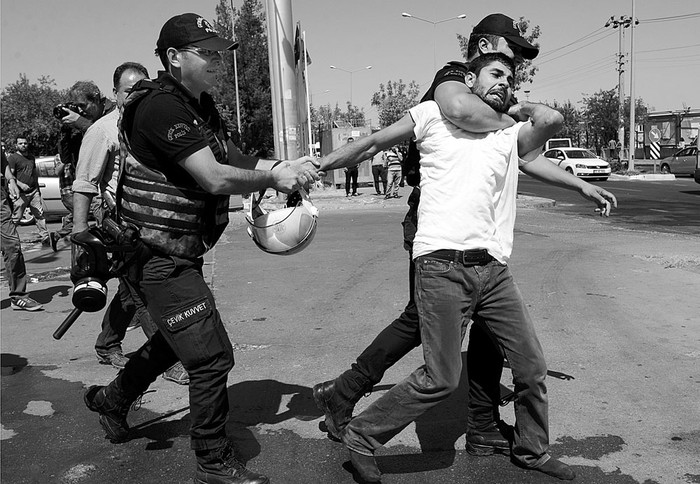 La Policía turca detiene a un maestro durante una protesta en Diyarbakir, el 9 de setiembre. Foto: Ilyas Akengin, AFP