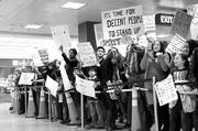 Manifestantes en el aeropuerto internacional Washington Dulles, ayer, en Sterling, Virginia. Foto: Thomas Watkins, AFP