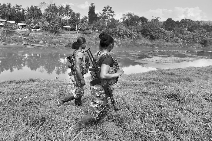 Guerrilleras del Ejército de Liberación Nacional (ELN), en el Alto Baudó, departamento del Chocó, Colombia. Foto: Luis Robayo, AFP