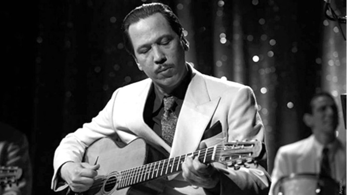 El actor Reda Kateb haciendo de Django Reinhardt en una escena de la película Django. Foto: AFP