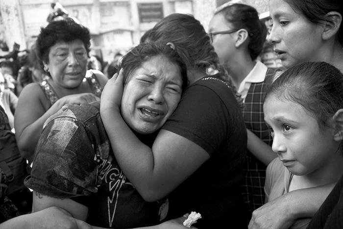 Familiares en el funeral de Madelyn Hernández, de 14 años, quien murió en un incendio en un albergue estatal, el 10 de marzo, en Ciudad de Guatemala. Foto: Johan Ordonez, AFP