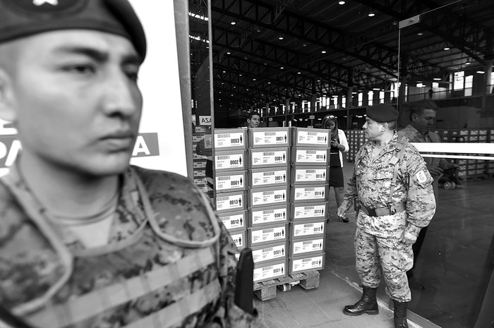 Militares vigilan un depósito del Consejo Nacional Electoral de Ecuador, ayer, en las afueras de Quito. Foto: Rodrigo Buendia, AFP