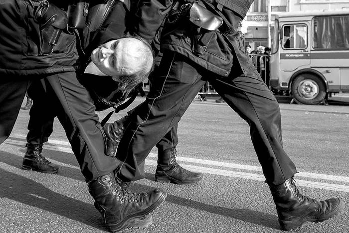 Policías detienen a un manifestante durante una protesta anticorrupción, el domingo, en el centro de Moscú. Foto: Alexander Utkin, AFP