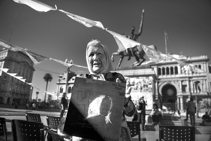 Nora Cortiñas, integrante de Madres de Plaza de Mayo Línea Fundadora, el domingo, frente a la Casa Rosada, en Buenos Aires. Foto: Eitan Abramovich, AFP