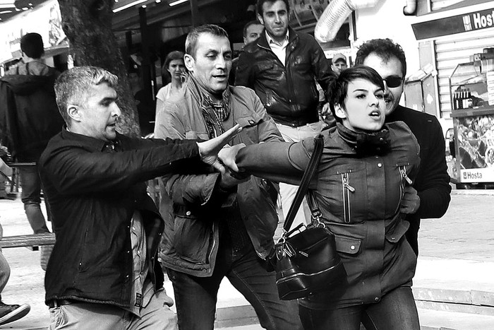 Policías turcos detienen a una manifestante contra la purga aplicada por el gobierno, ayer, en Ankara. Foto: Adem Altan, AFP