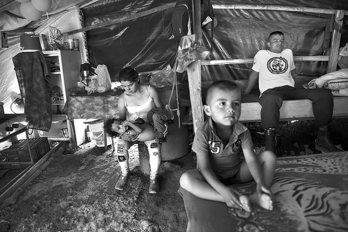 Miembros de las Fuerzas Armadas Revolucionarias de Colombia (FARC) y sus hijos, en el departamento de Tolima, Colombia. Foto: Raúl Arboleda, AFP