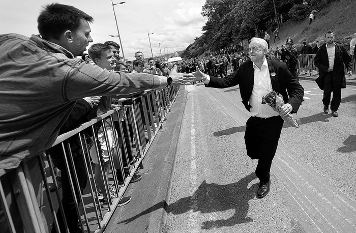 Jeremy Corbyn, líder del Partido Laborista, ayer, mientras se retira después de una visita de campaña en Colwyn Bay, al norte de Gales. Foto: Oli Scarff, AFP