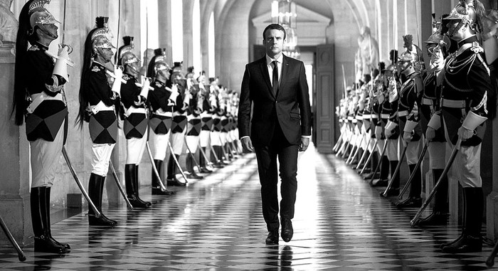 El presidente francés Emmanuel Macron recorre, ayer, la galería de Bustes para acceder al hemiciclo del Palacio de Versalles, Francia. Foto: Etienne Laurent, AFP