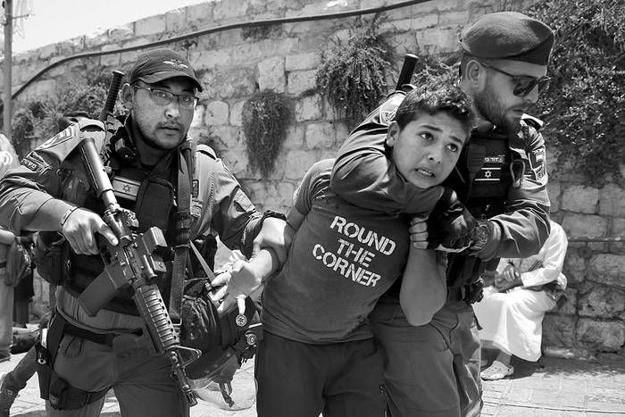 Soldados israelíes detienen a un joven palestino durante una manifestación, ayer, fuera de la Puerta de los Leones, entrada principal a la mezquita de Al Aqsa. Foto: Ahmad Gharabli, AFP