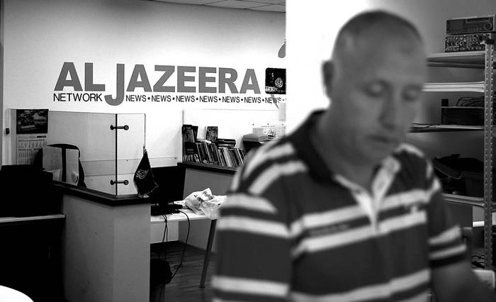 Un empleado de la red de noticias y canal de televisión Al Jazeera, con sede en Catar, en la oficina de Jerusalén. Foto: Ahmad Gharabli, AFP
