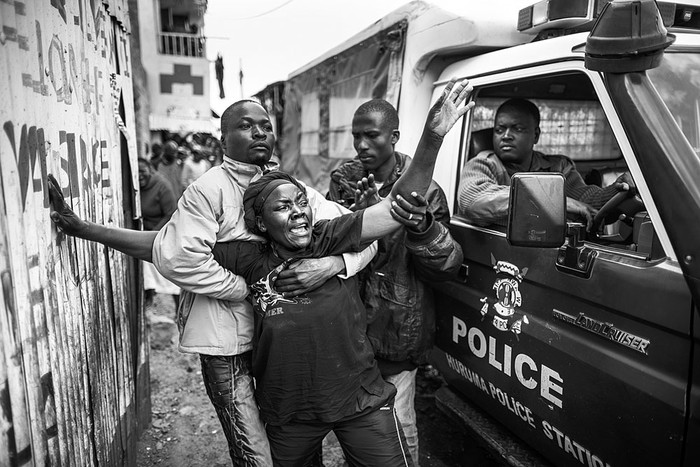 La madre de un joven muerto por la Policía, ayer, en el barrio pobre de Mathare en Nairobi, Kenia. Foto: Marco Longari, AFP