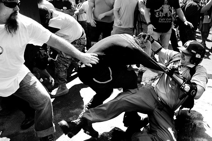 Nacionalistas blancos, neonazis, se enfrentan con contramanifestantes, el sábado, en Charlottesville, Virginia, Estados Unidos. Foto: Chip Somodevilla, AFP