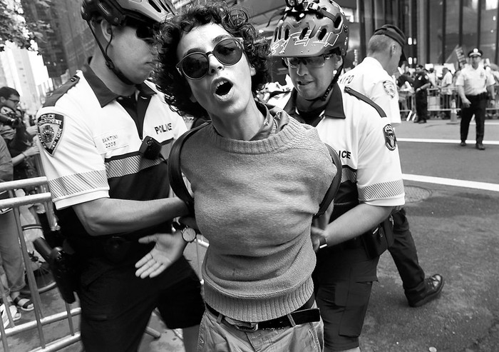 Arresto durante una protesta contra el presidente Donald Trump, ayer, en Nueva York. Foto: Spencer Platt, AFP