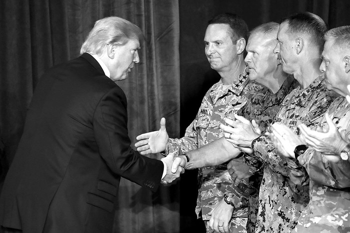Donald Trump y líderes militares antes de un discurso, el lunes, en la base militar de Fort Myer, en Arlington, Virginia. Foto: Mark Wilson, AFP