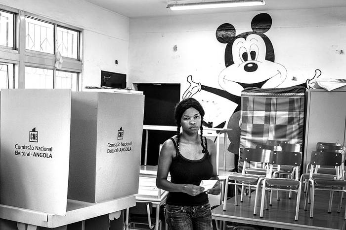 Mesa de votación, ayer, en Luanda, Angola. Foto: Marco Longari, AFP