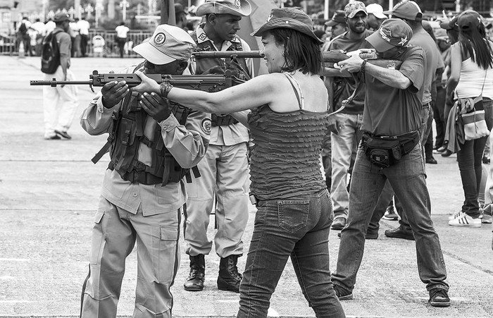 Militares enseñan el uso de rifles a civiles, el sábado, en Caracas. Foto: Juan Barreto, AFP