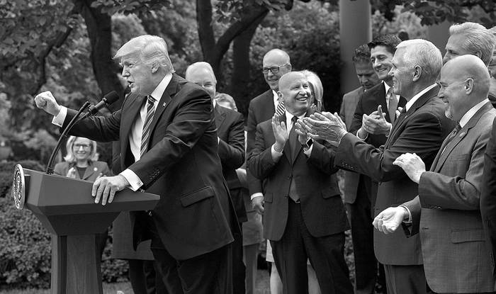 Donald Trump habla en el Jardín de las Rosas de la Casa Blanca, tras el voto de la Cámara de Representantes sobre la ley de salud. Foto: Mandel Ngan, AFP