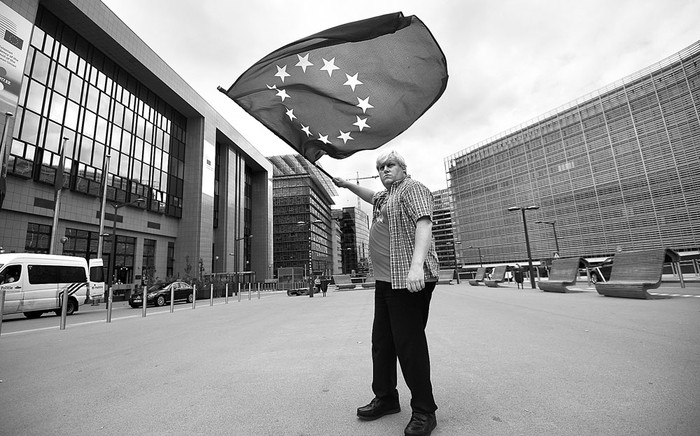 Un activista anti brexit frente a las instalaciones de la Unión Europea, en Bruselas. Foto: Emmanuel Dunand, AFP