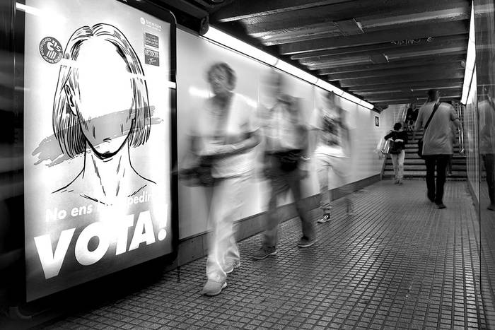 Propaganda por el referéndum, ayer, en el metro de Barcelona. Foto: Lluís Gené, AFP