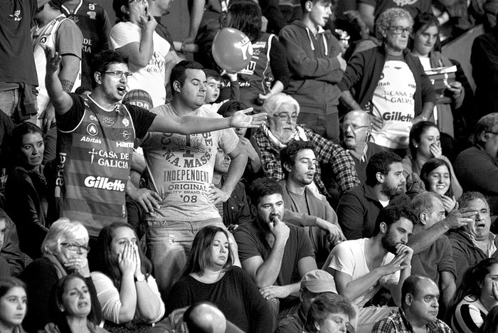 Hinchas de Aguada. Foto: Andrés Cuenca (archivo, mayo de 2017)