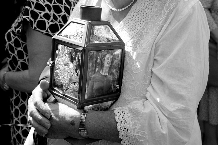 Una mujer con un farol con la imagen de la periodista asesinada Daphne Caruana Galizia, ayer, durante una protesta en la que se reclamaba justicia, en La Valeta, Malta. Foto: Matthew Mirabelli, AFP