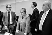 Angela Merkel (c) junto a Alexander Dobrindt (i), ministro de Transporte, y Volker Kauder, secretario general de la Unión Demócrata Cristiana de Alemania, ayer, en Berlín. Foto: John Macdogall, AFP